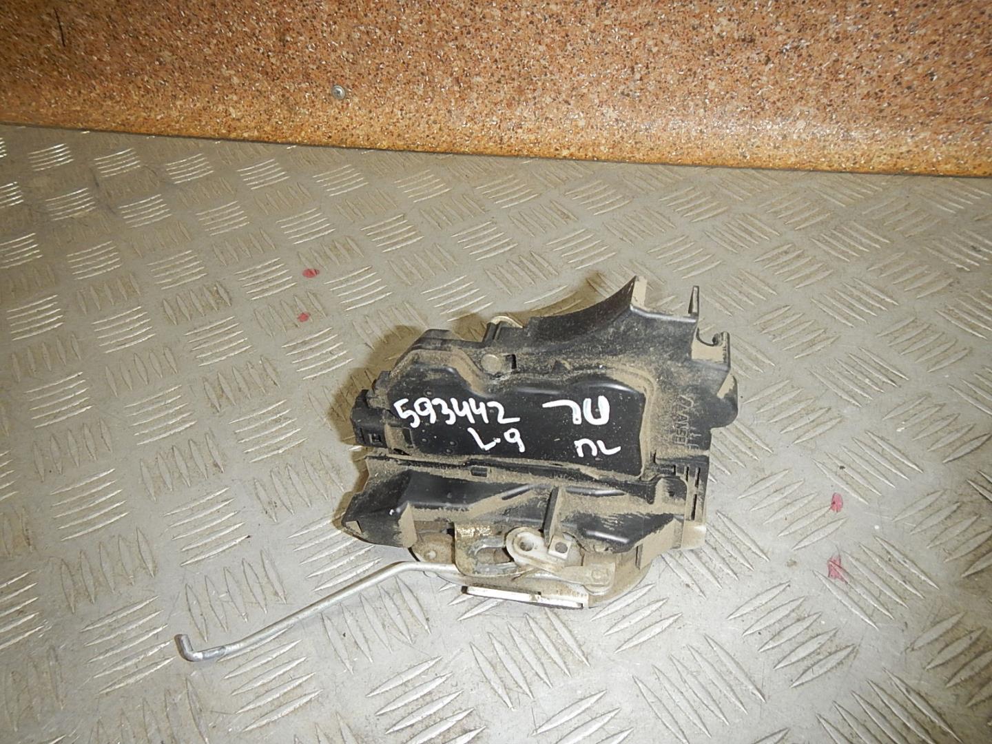 Замок двери передней левой