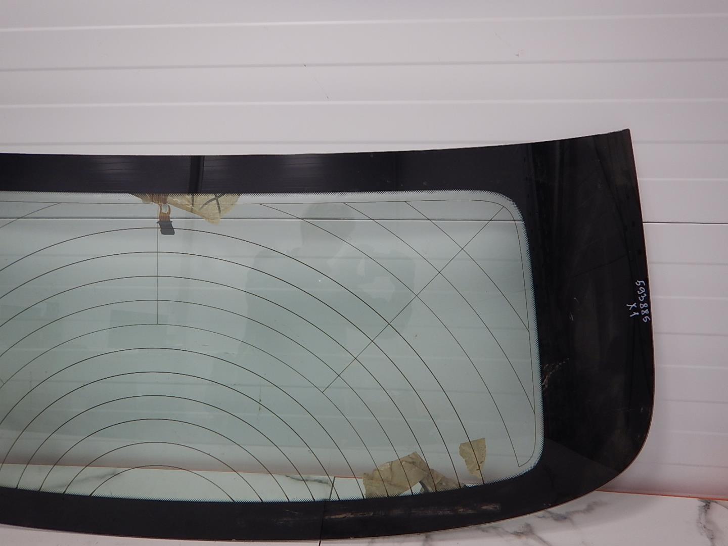 Стекло двери багажника