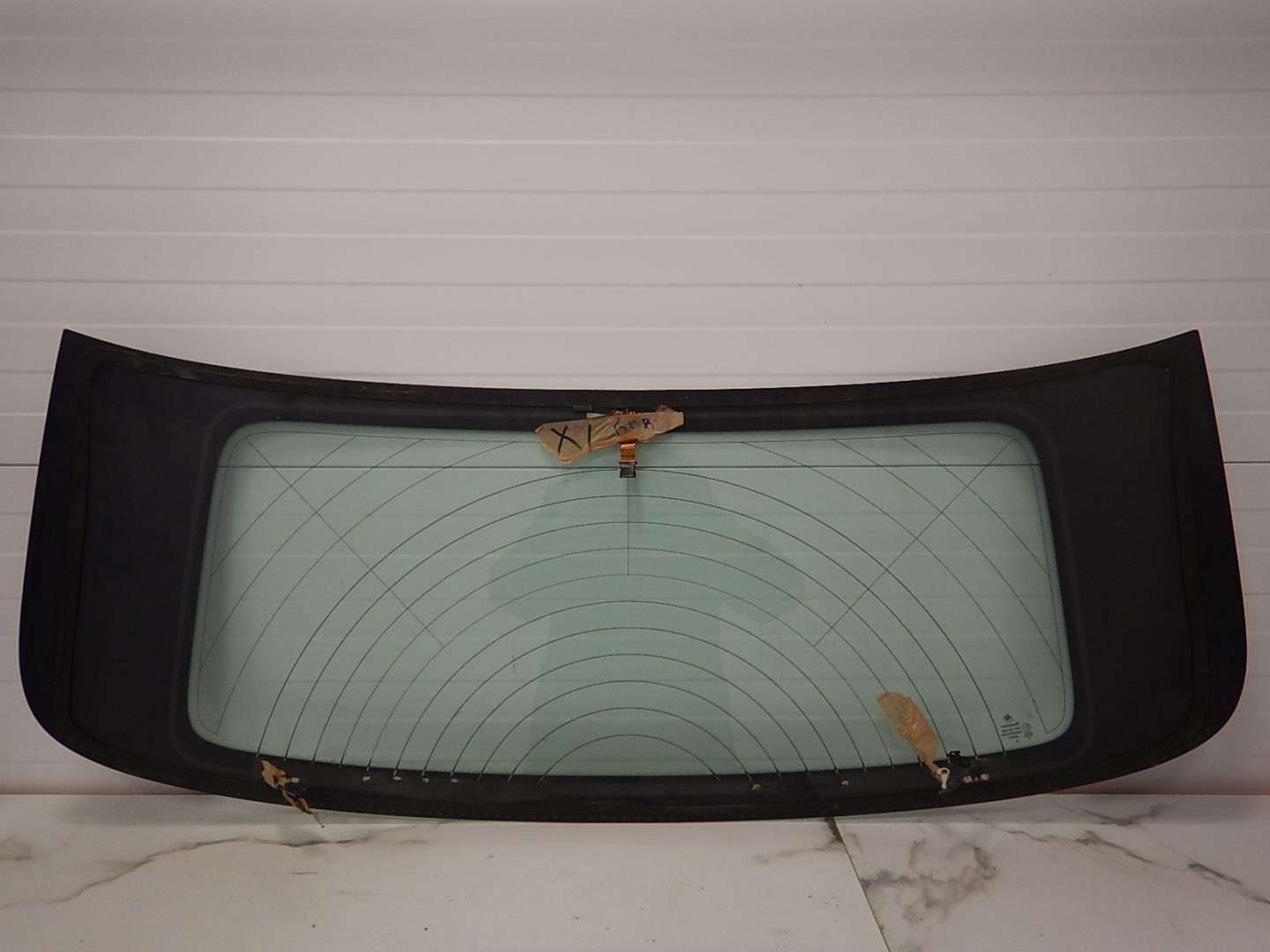 Стекло двери багажника