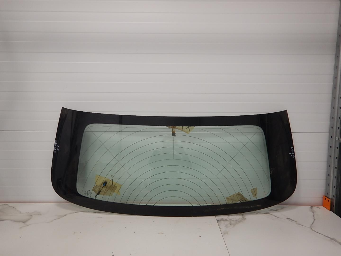 Стекло двери багажника