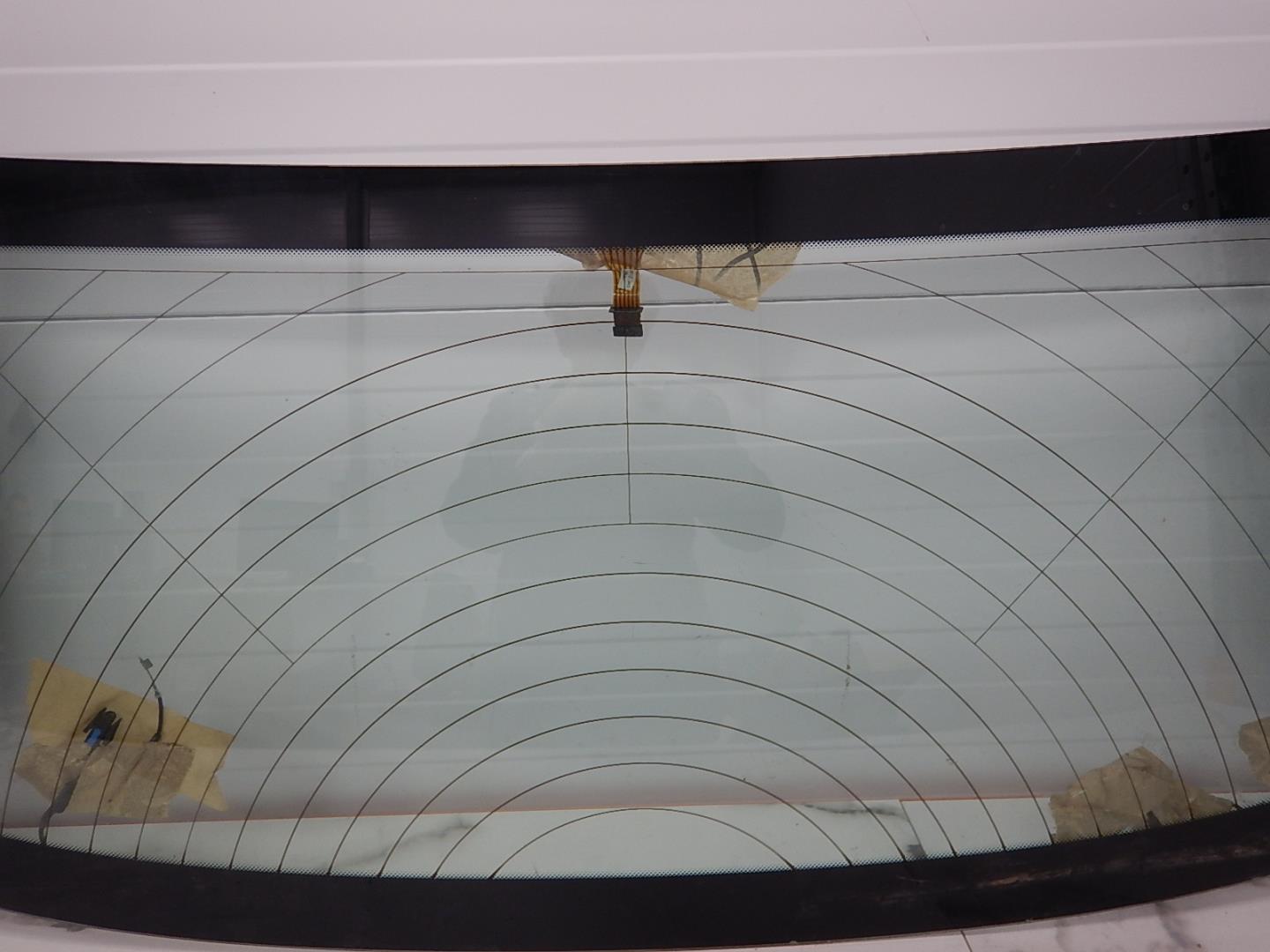 Стекло двери багажника