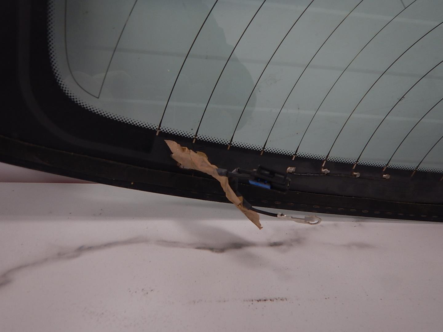 Стекло двери багажника