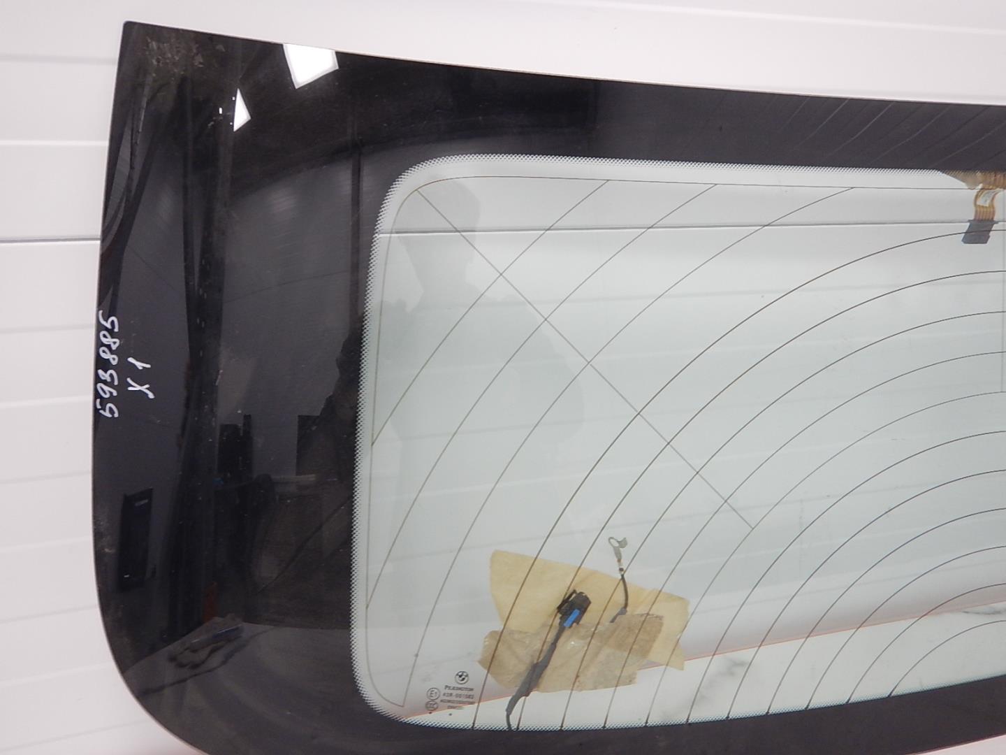 Стекло двери багажника