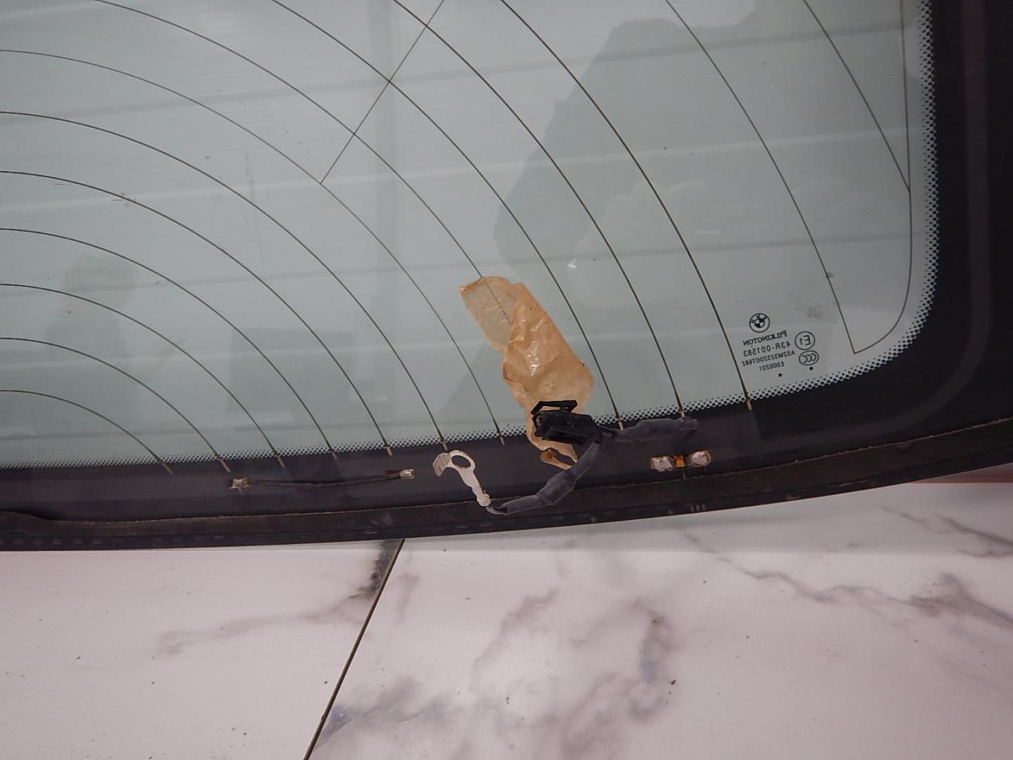 Стекло двери багажника