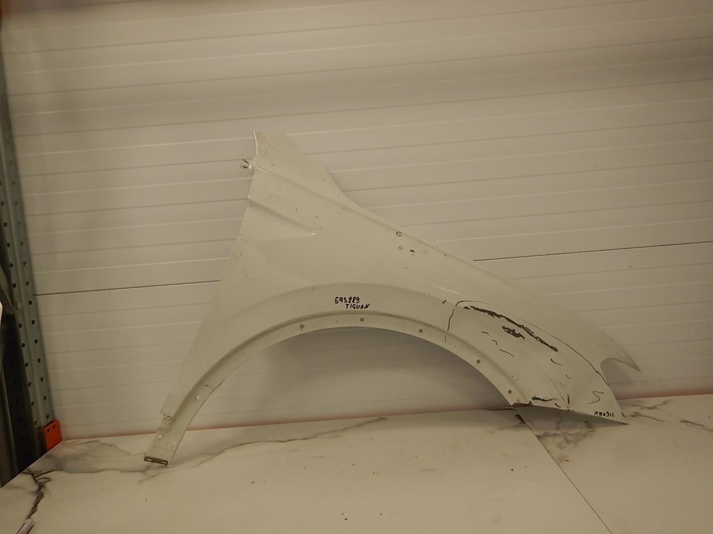 Крыло переднее правое