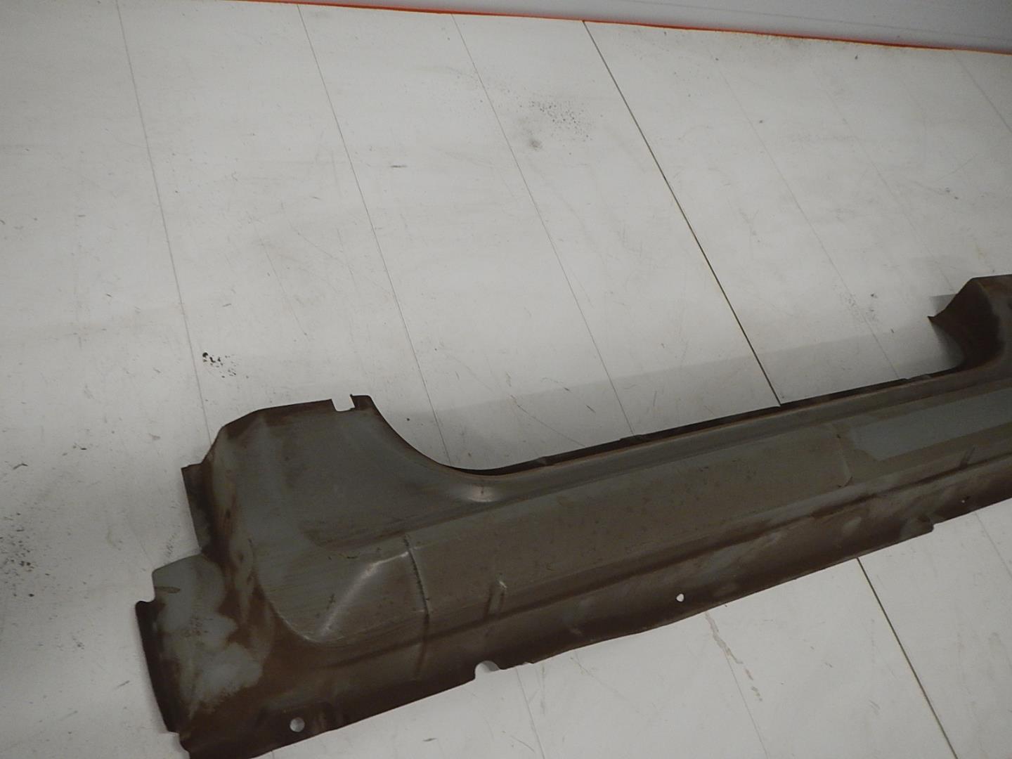 Порог левый