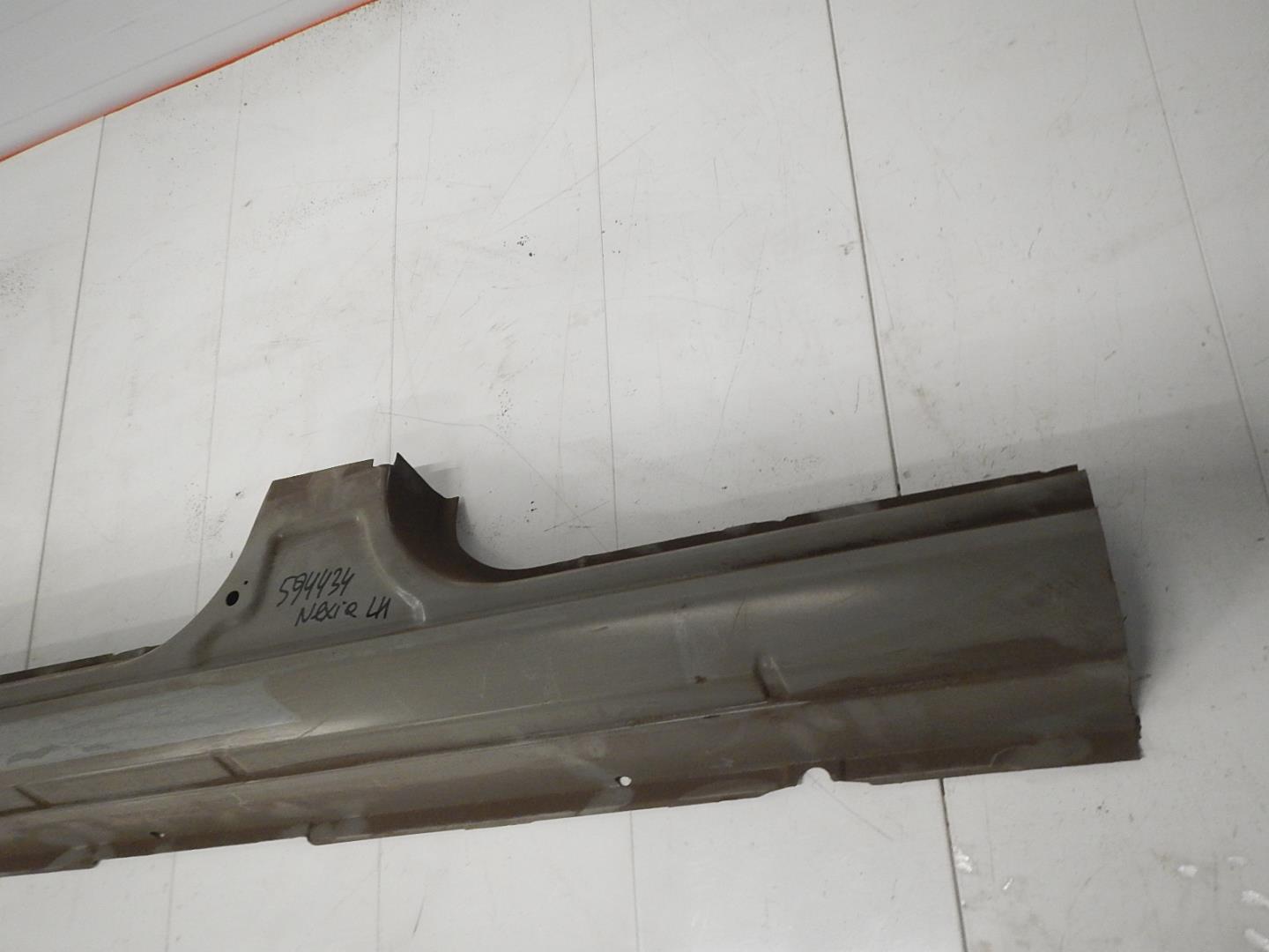 Порог левый