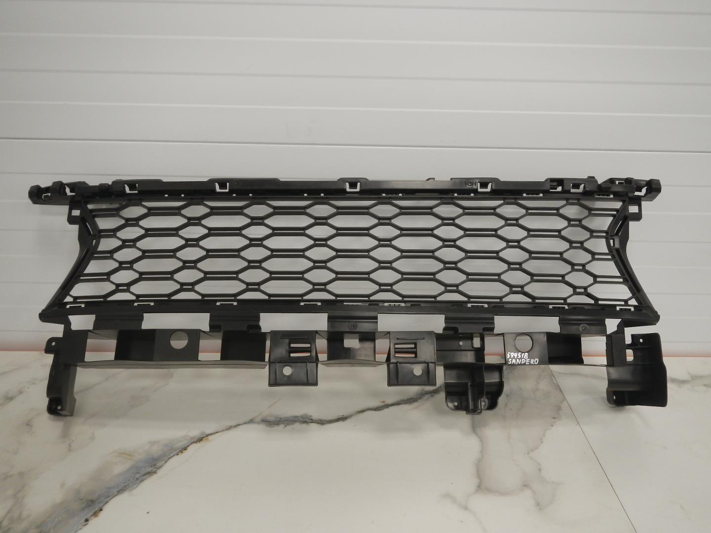 Решетка в бампер центральная