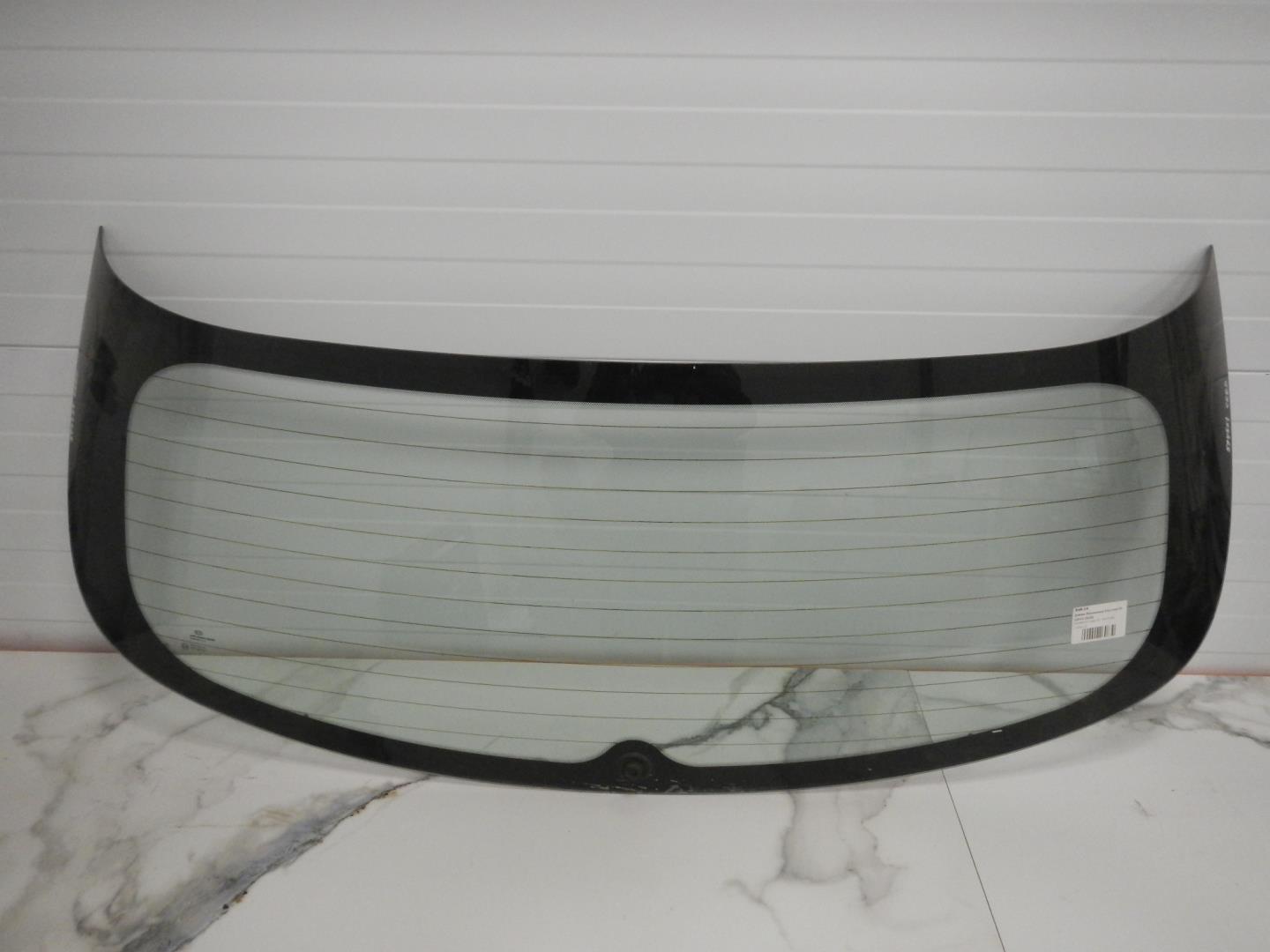 Стекло двери багажника