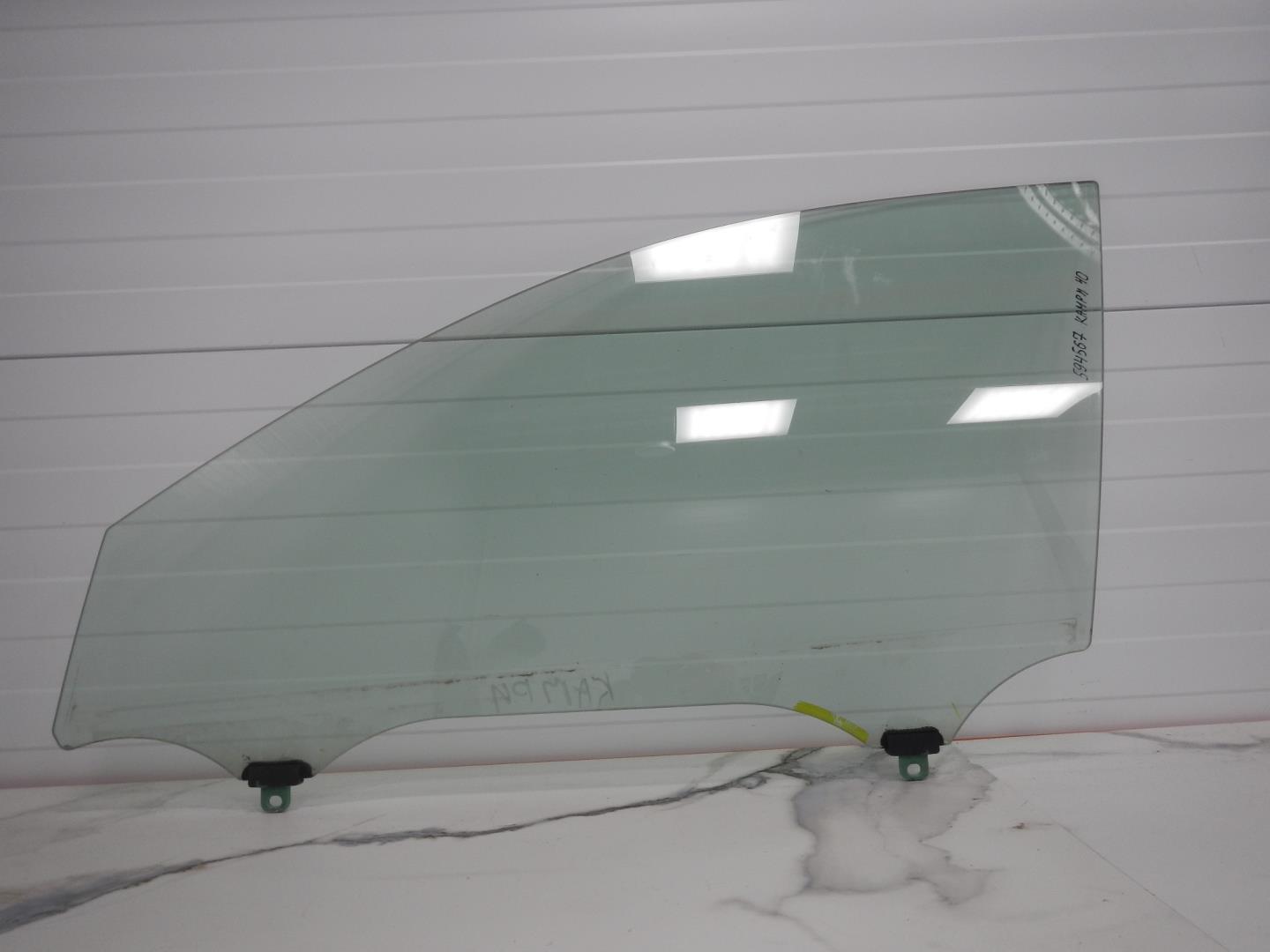 Стекло двери передней левой