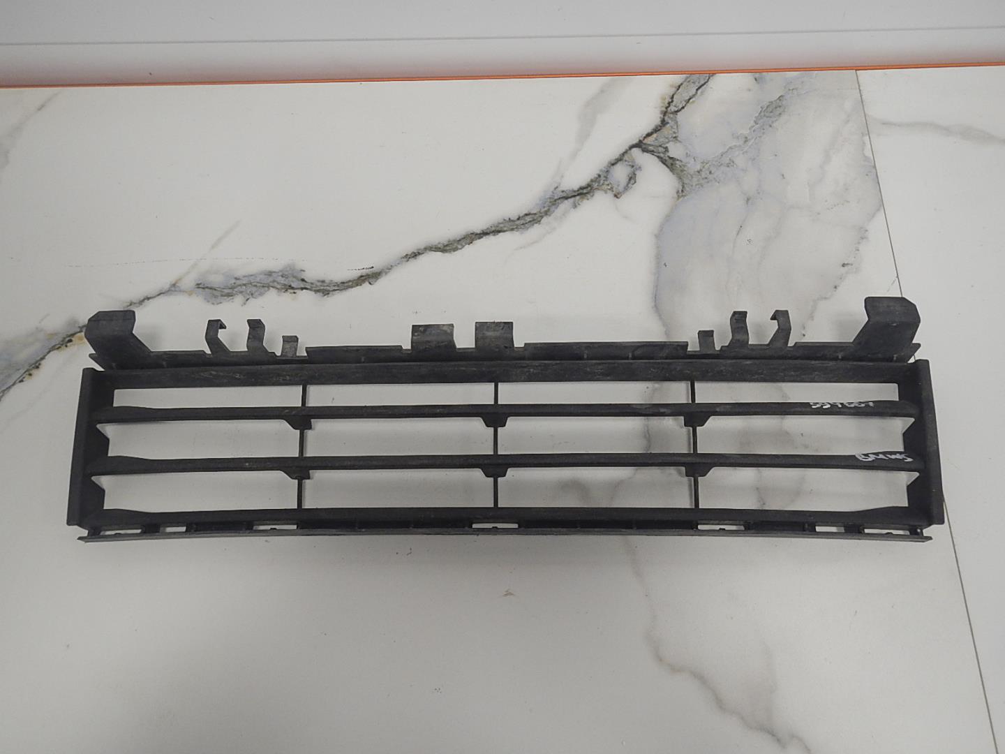 Решетка в бампер центральная