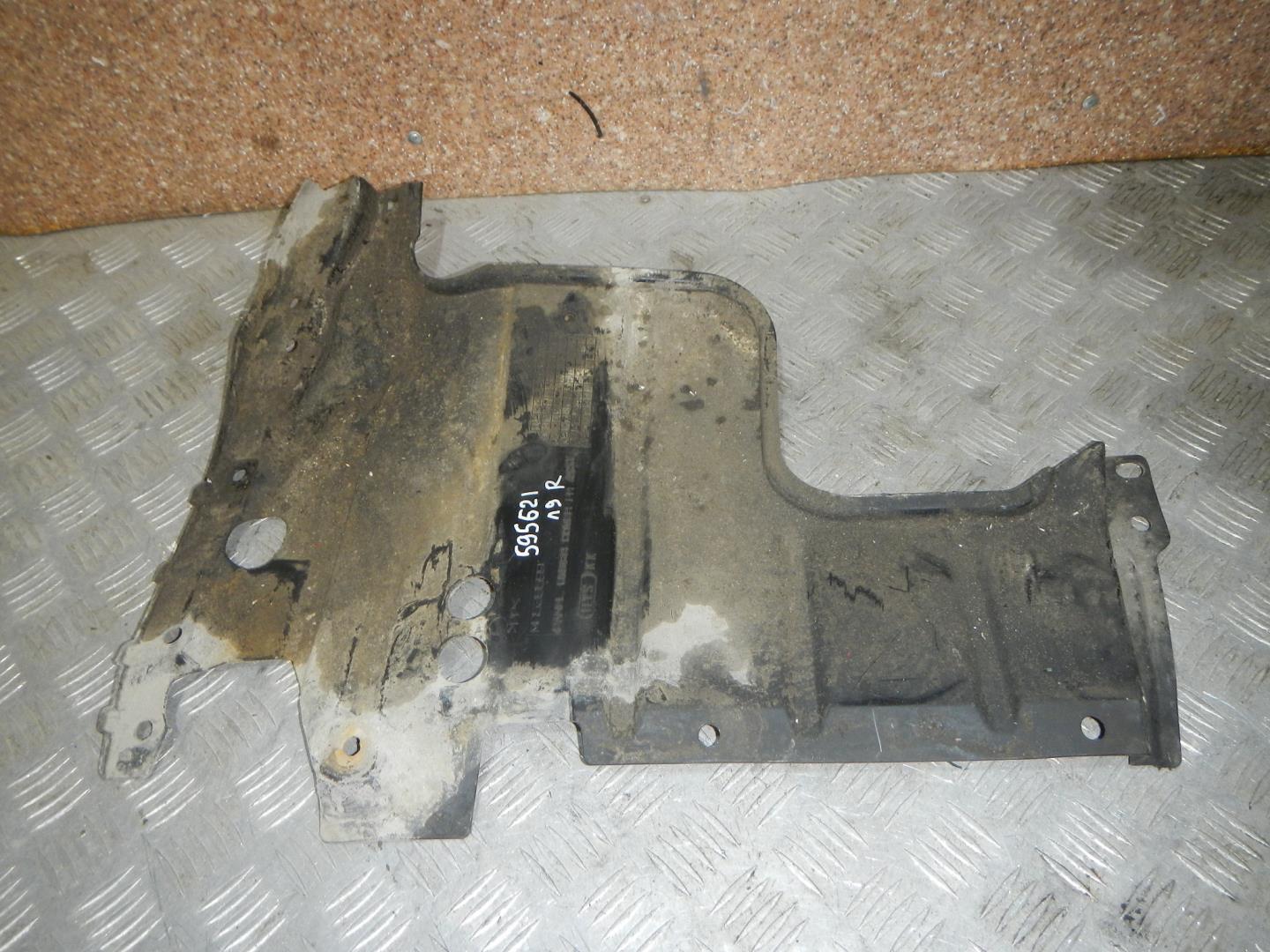 Пыльник двигателя боковой правый