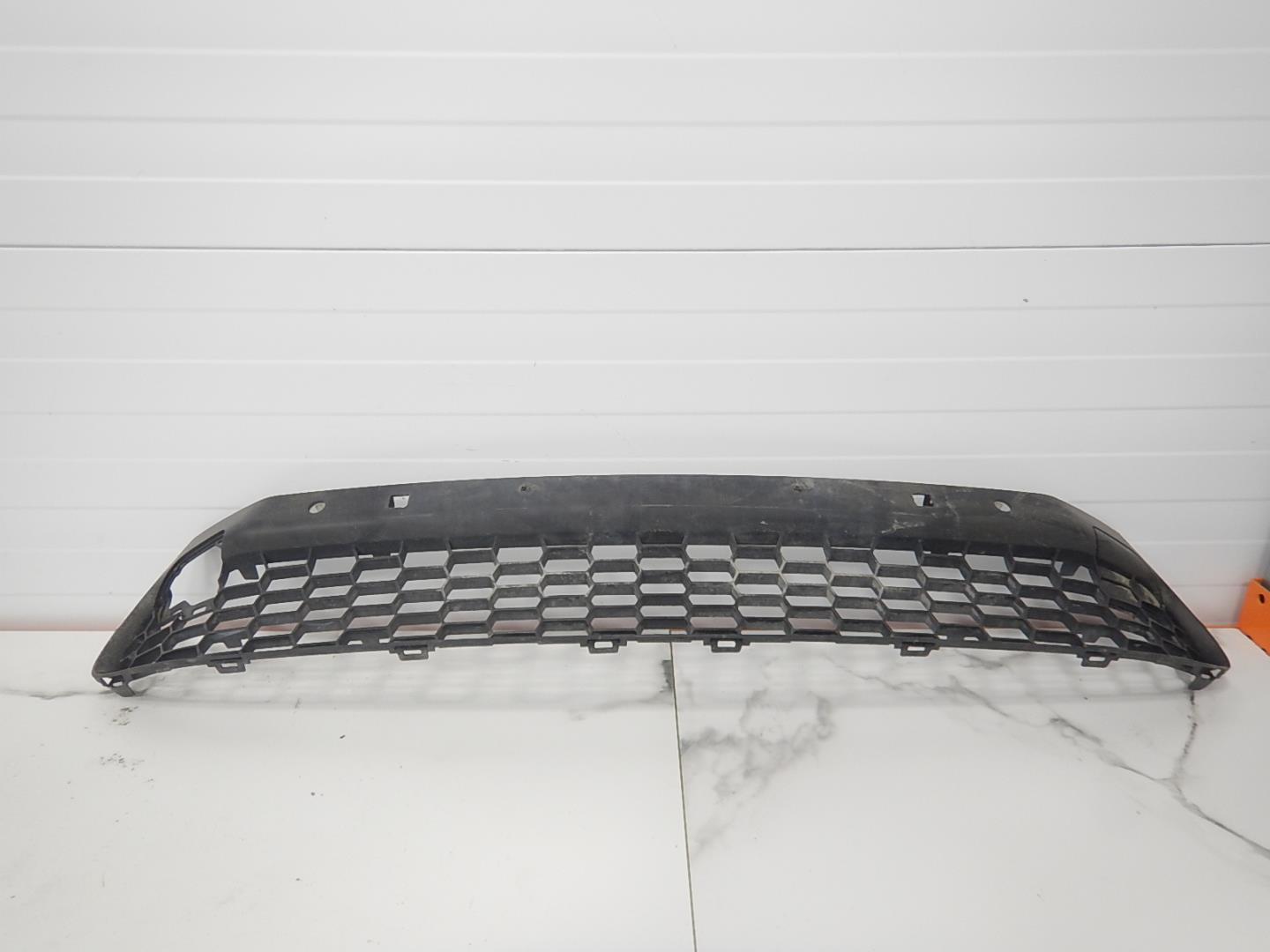 Решетка в бампер центральная