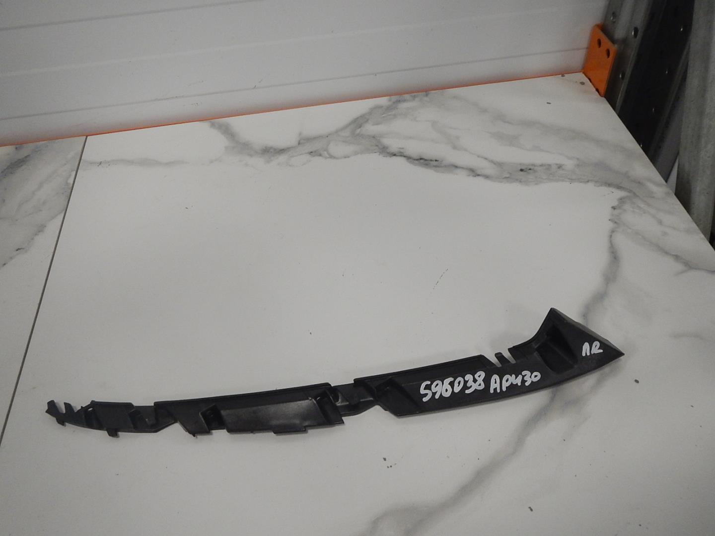 Кронштейн фар правый