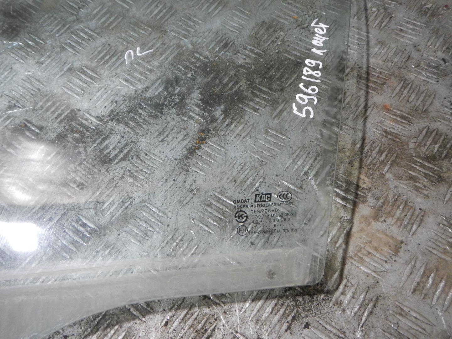 Стекло двери передней левой