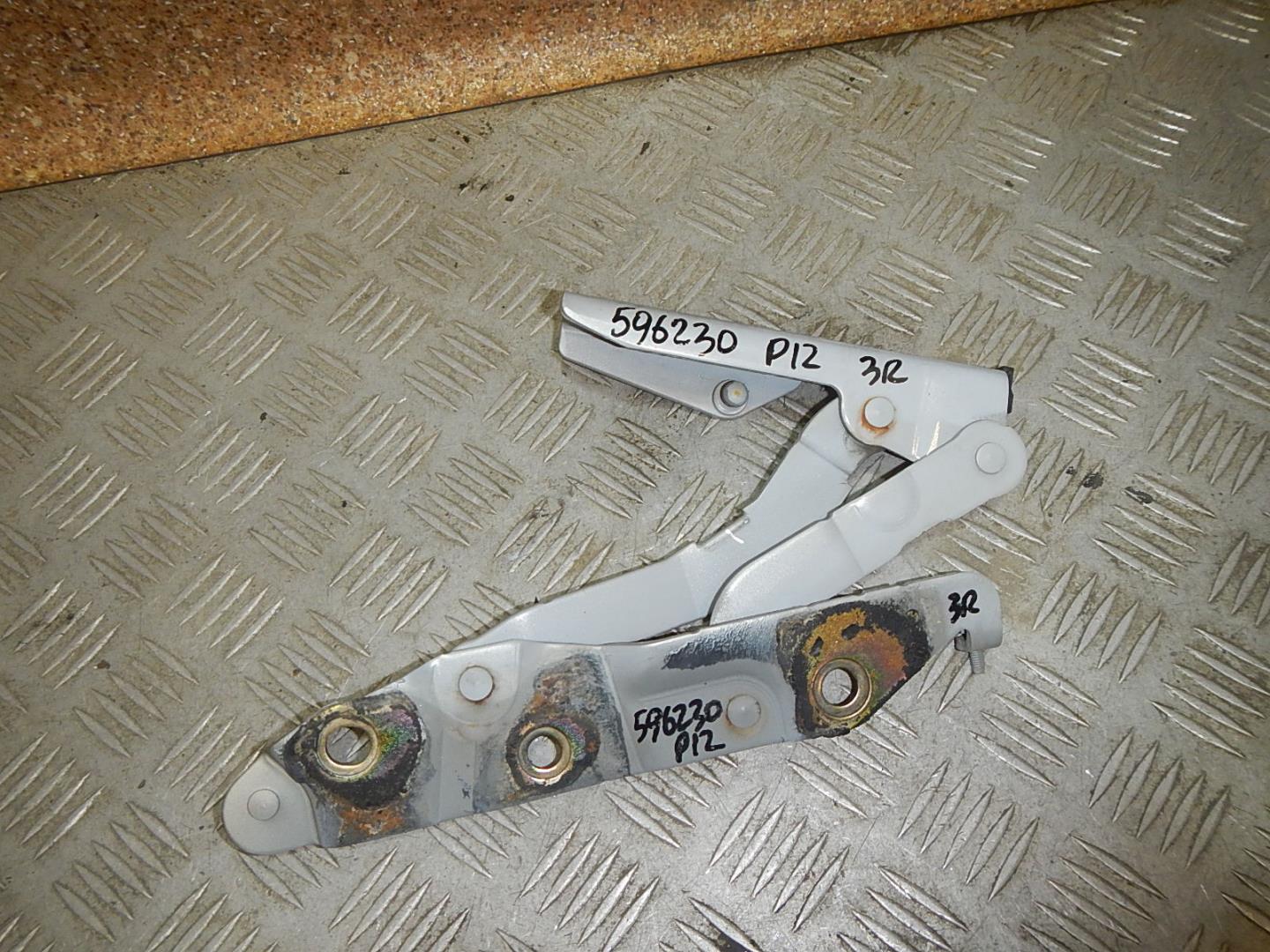 Петля крышки багажника