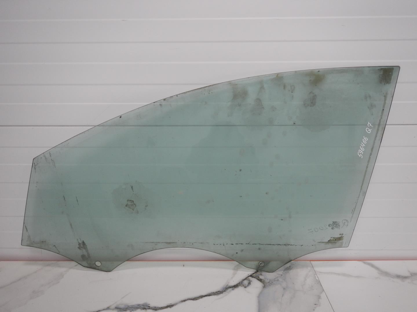 Стекло двери передней левой