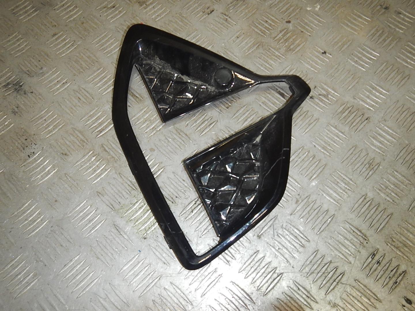 Рамка противотуманной фары левой