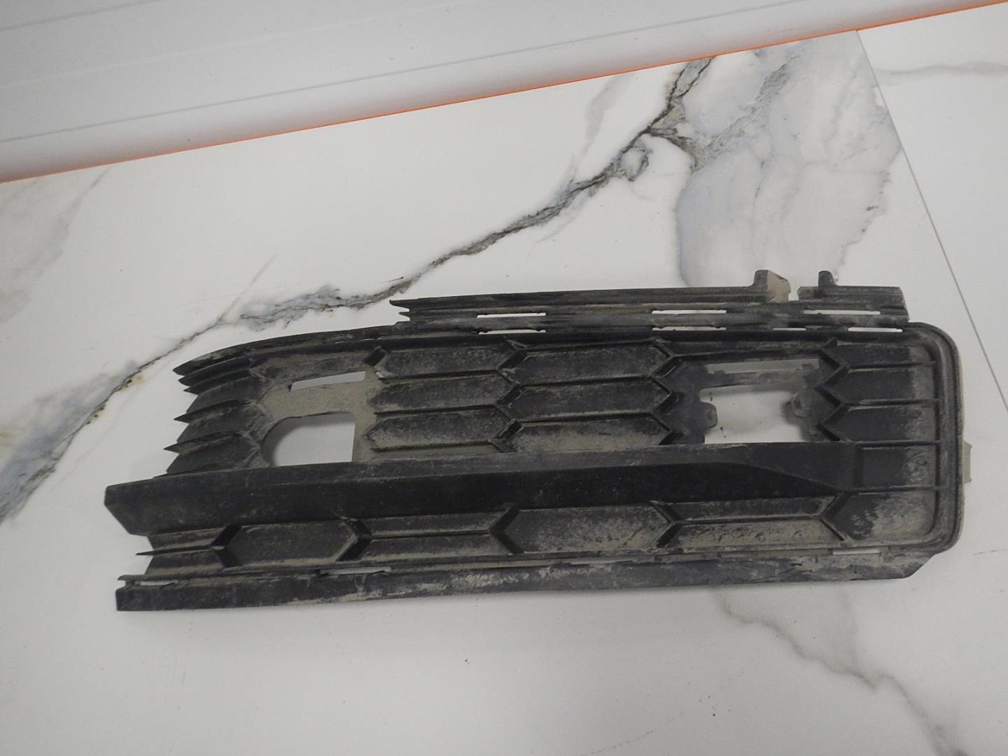 Решетка в бампер правая