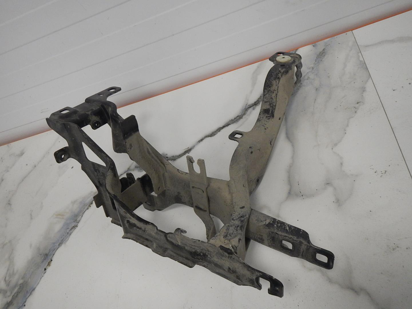 Кронштейн фар правый