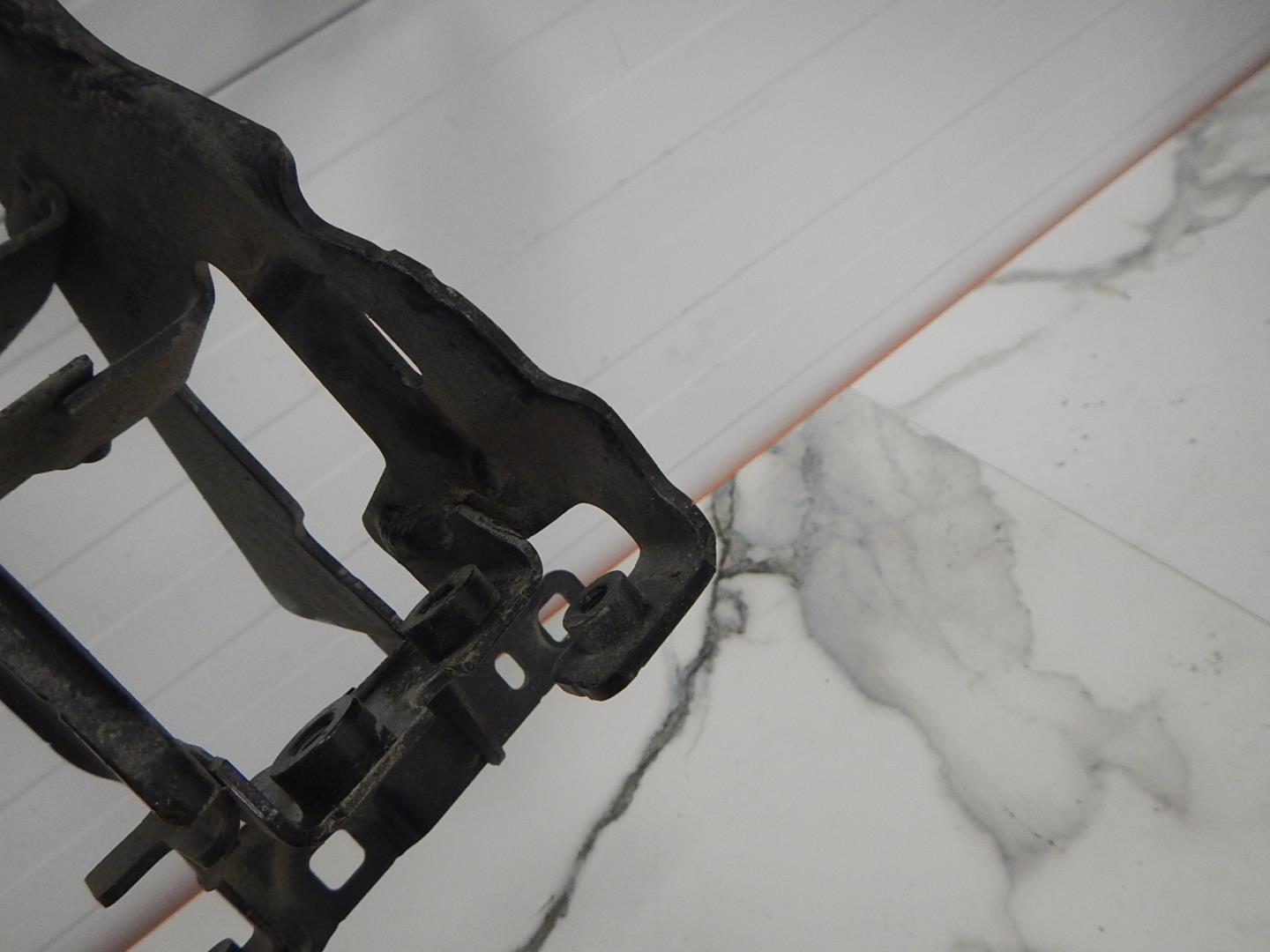 Кронштейн фар правый