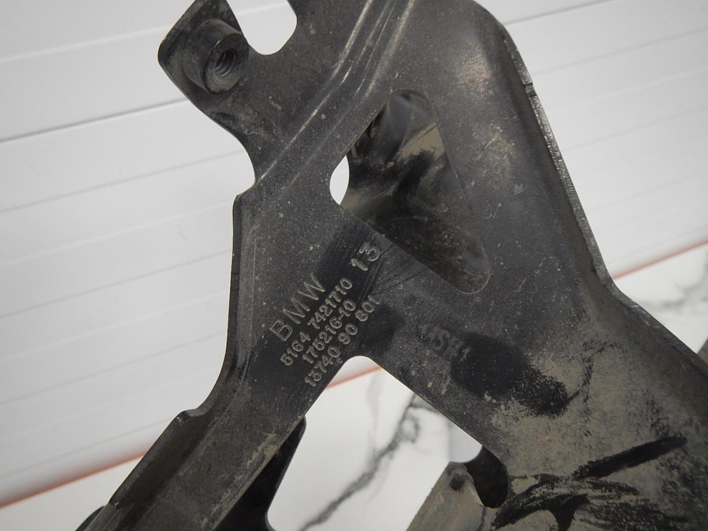 Кронштейн фар правый