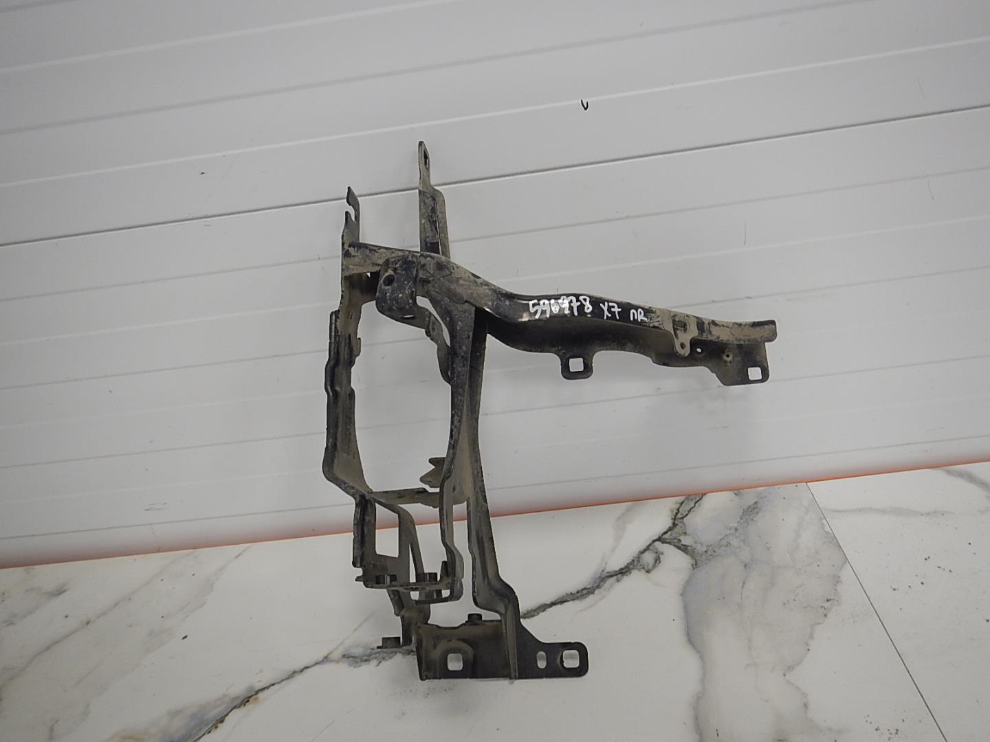 Кронштейн фар правый