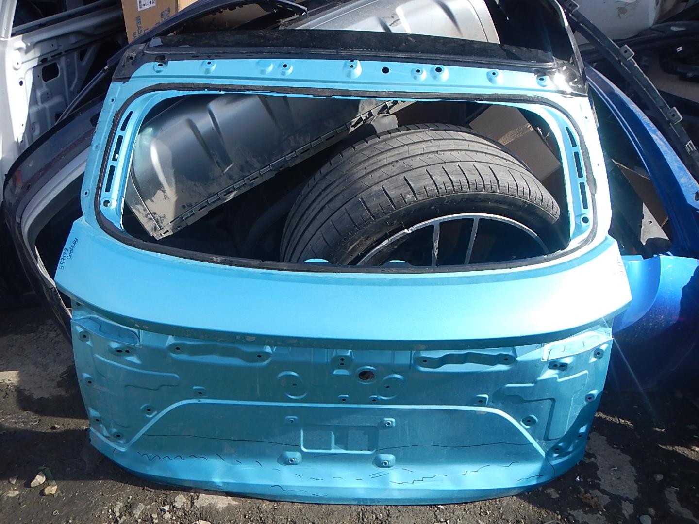 Дверь багажника