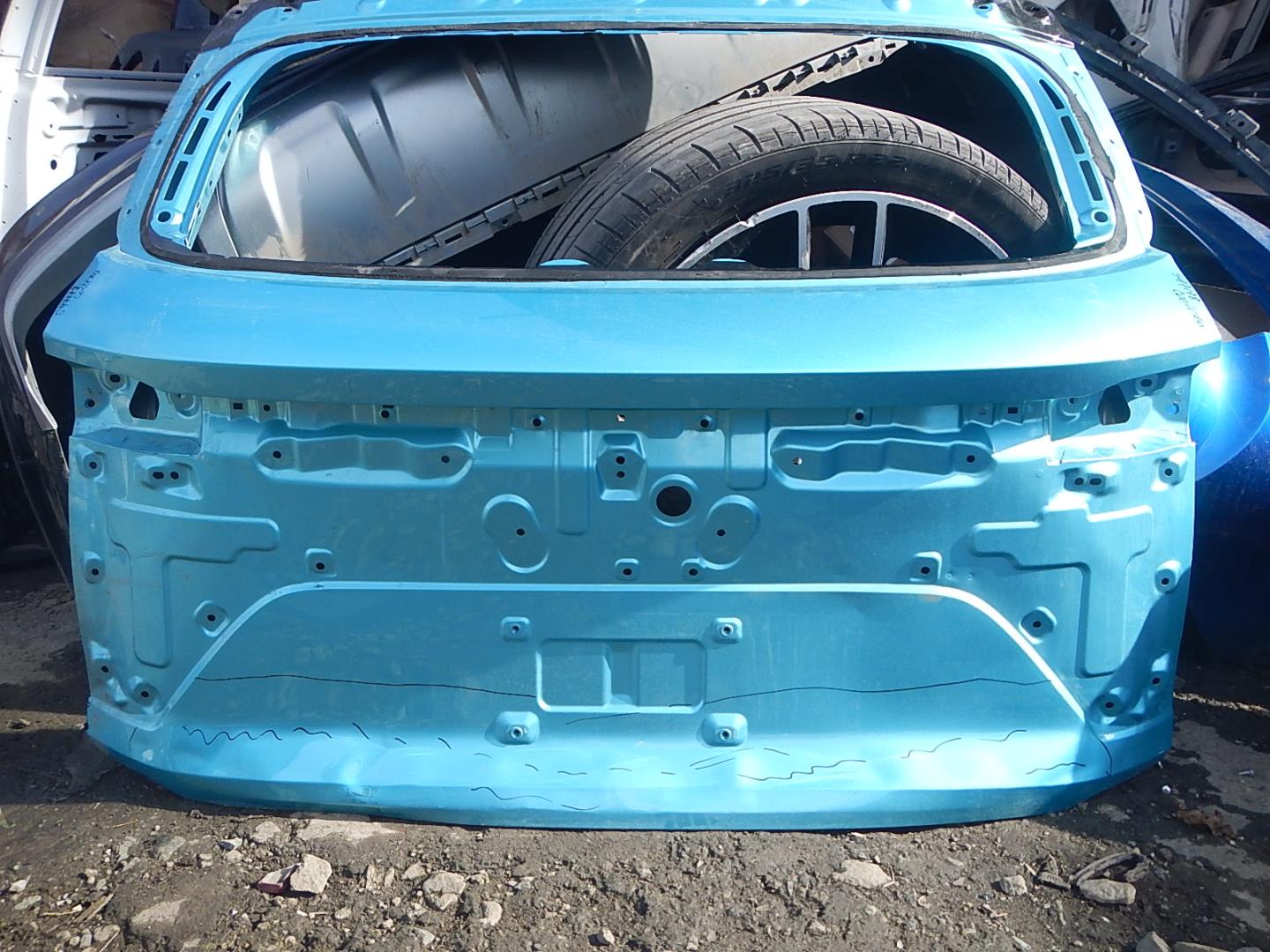 Дверь багажника