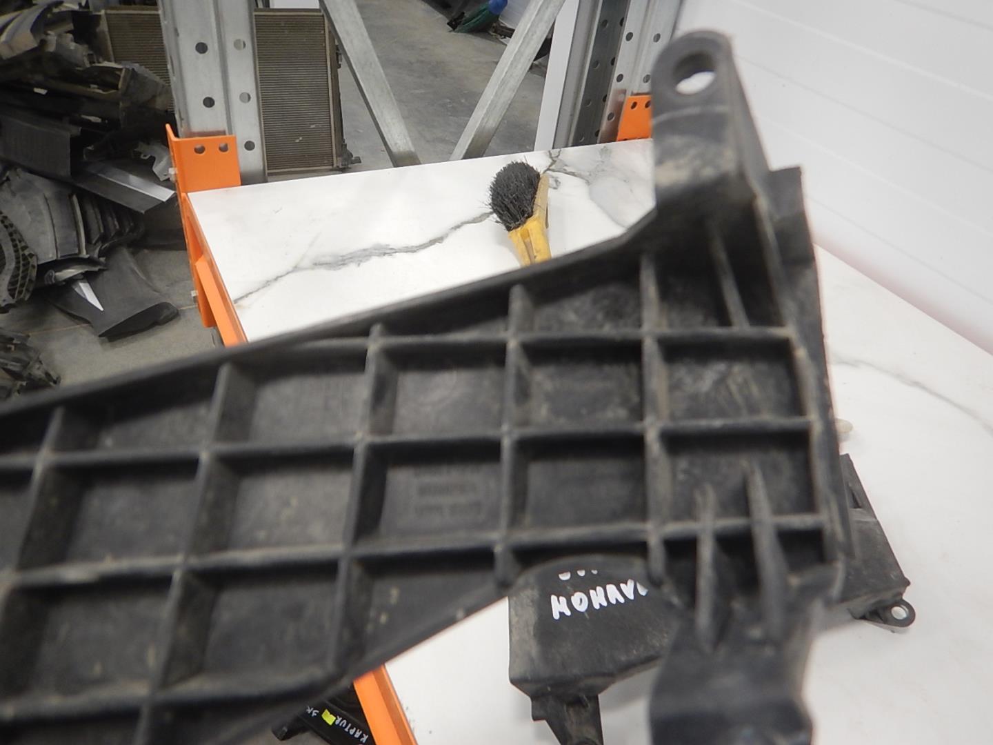 Кронштейн переднего бампера левый