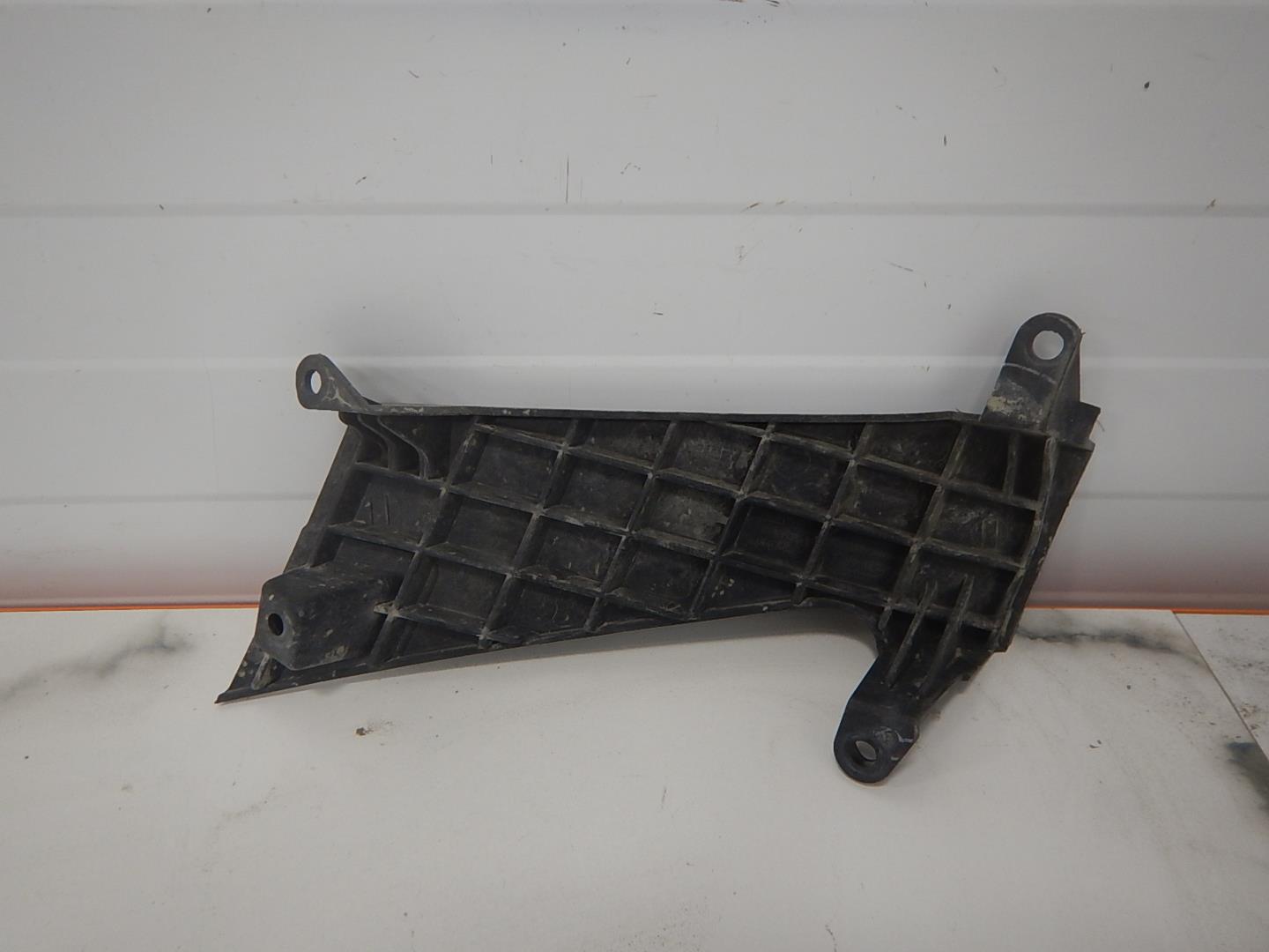 Кронштейн переднего бампера левый