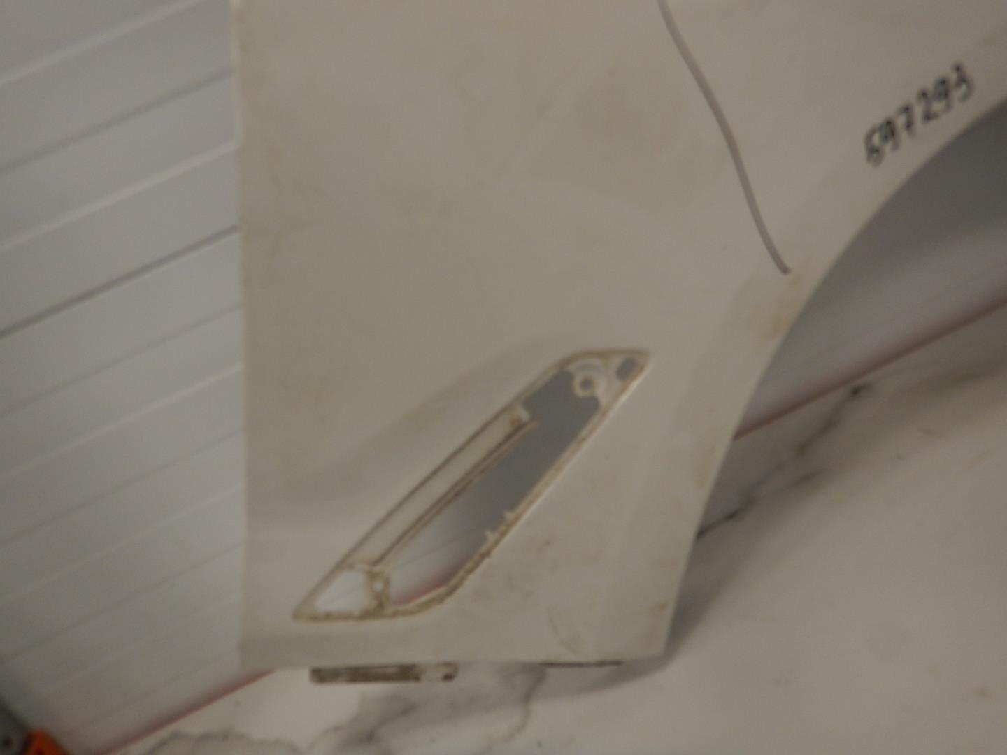 Крыло переднее правое