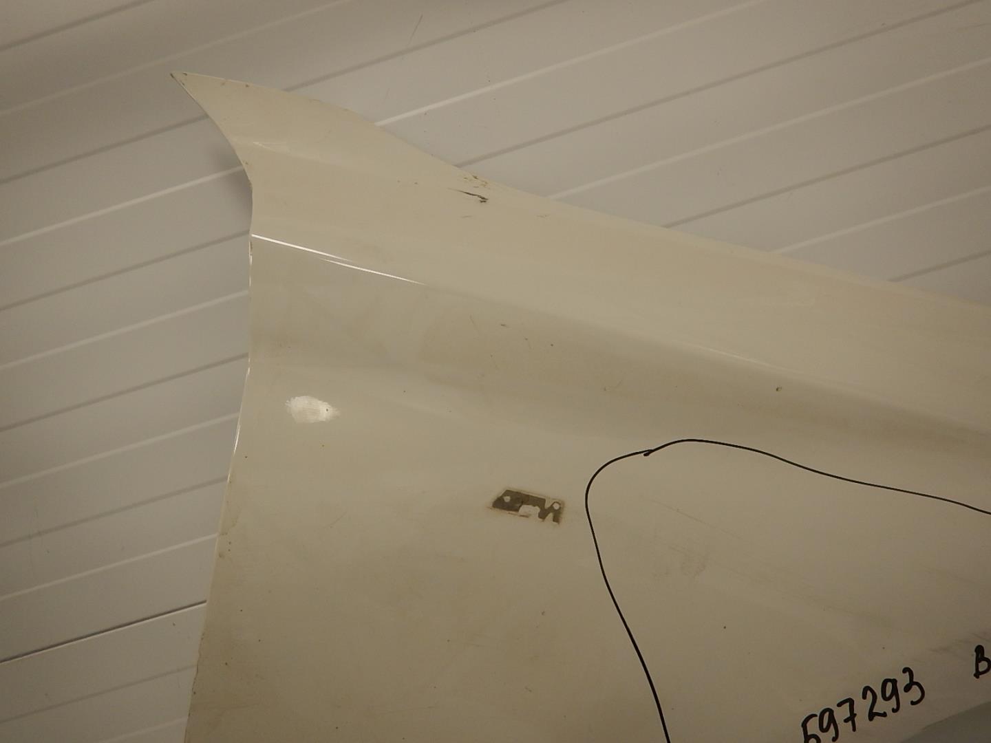 Крыло переднее правое