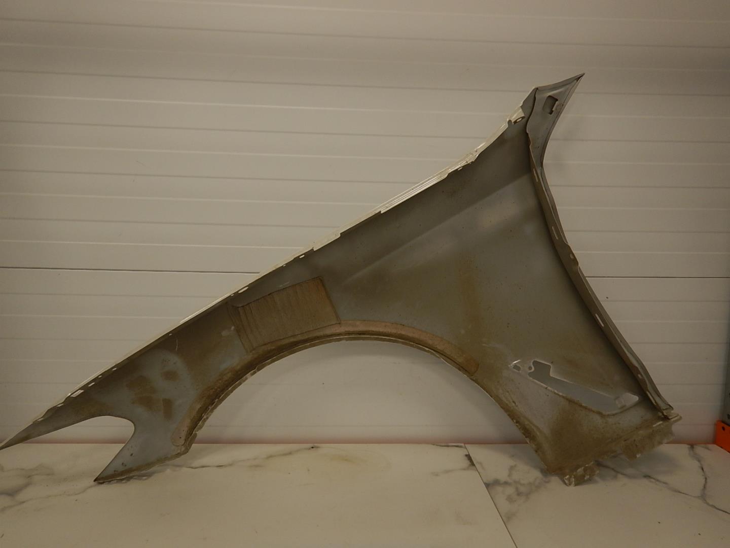 Крыло переднее правое