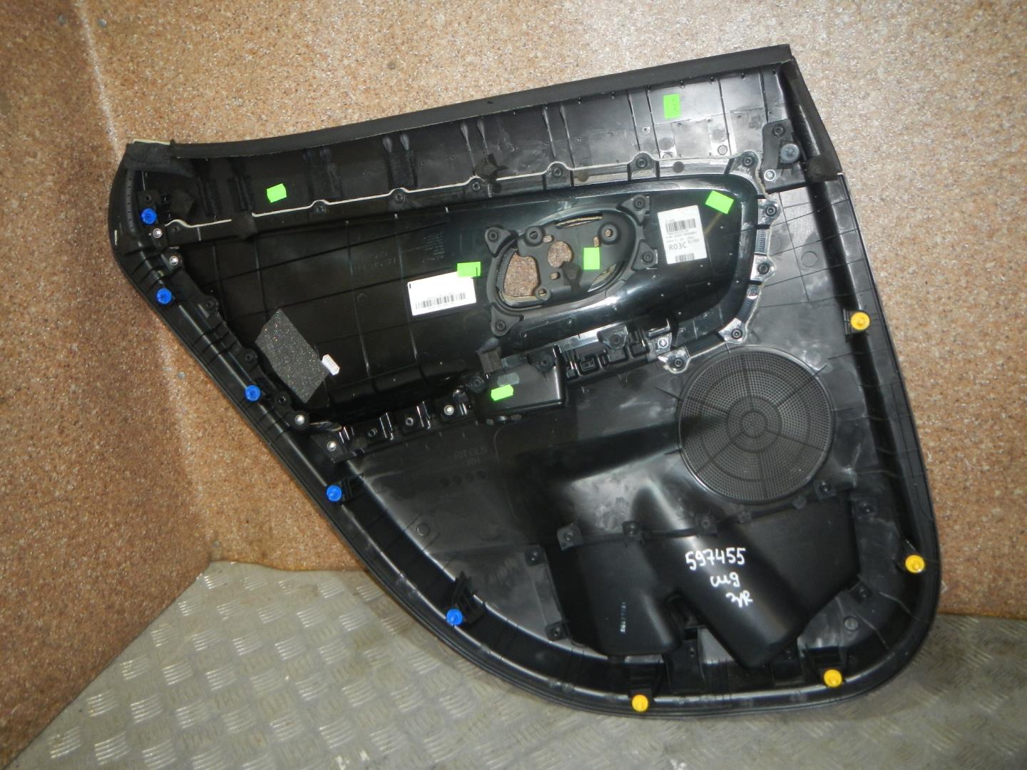 Обшивка двери задней правой