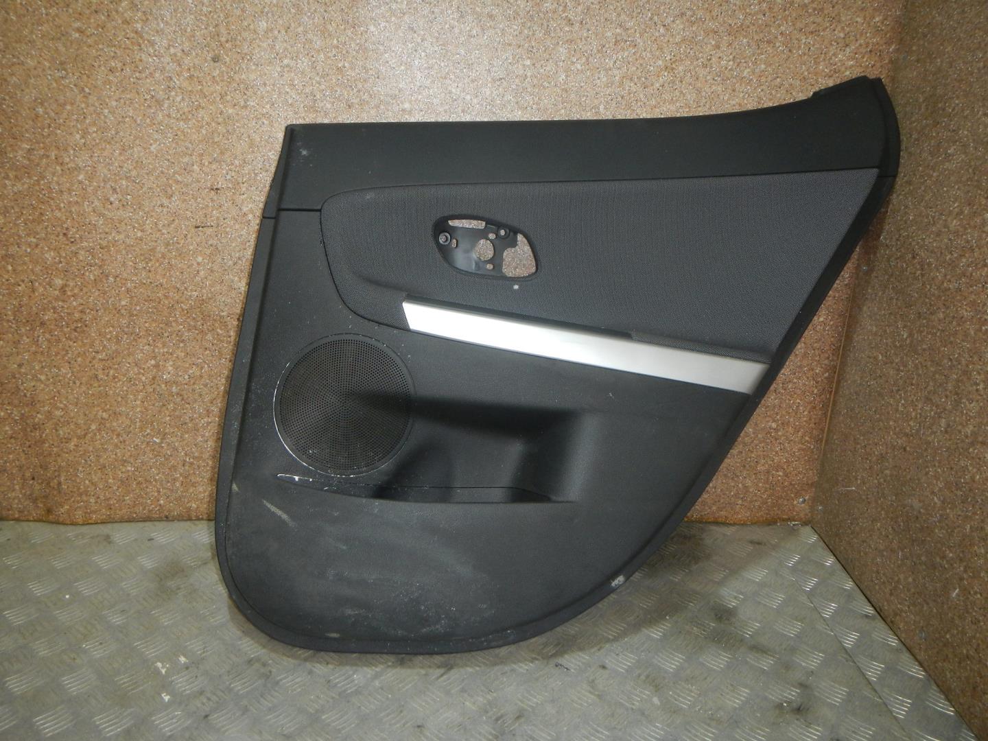 Обшивка двери задней правой