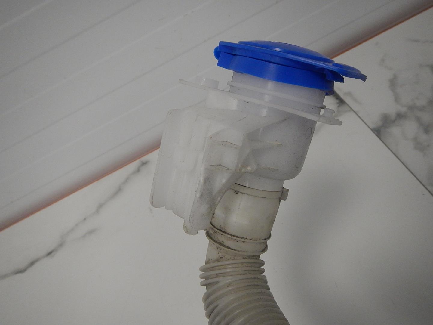 Горловина бачка омывателя