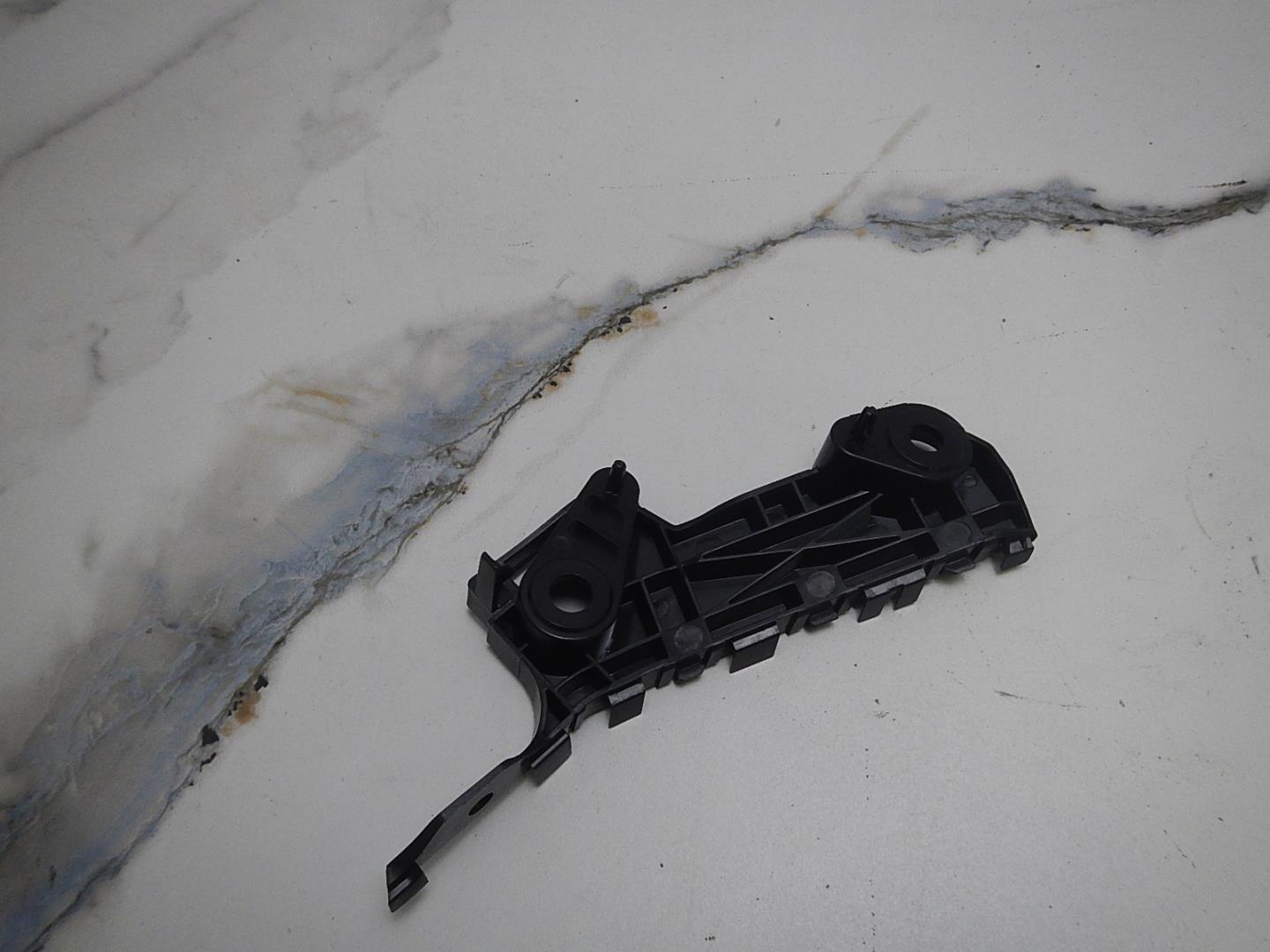 Кронштейн переднего бампера правый