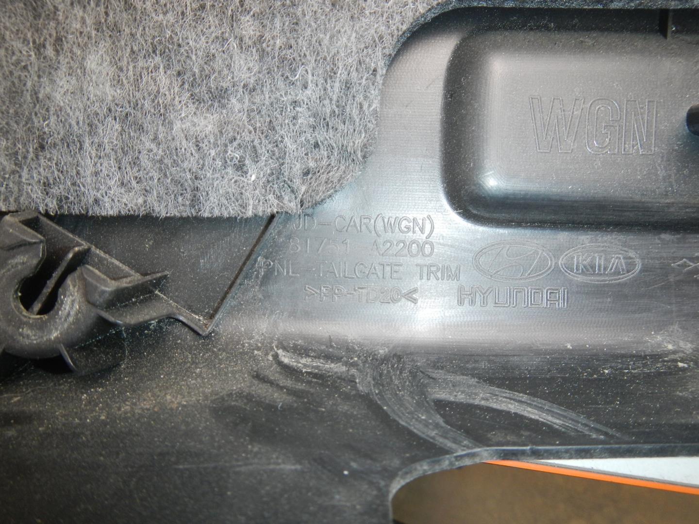 Обшивка двери багажника