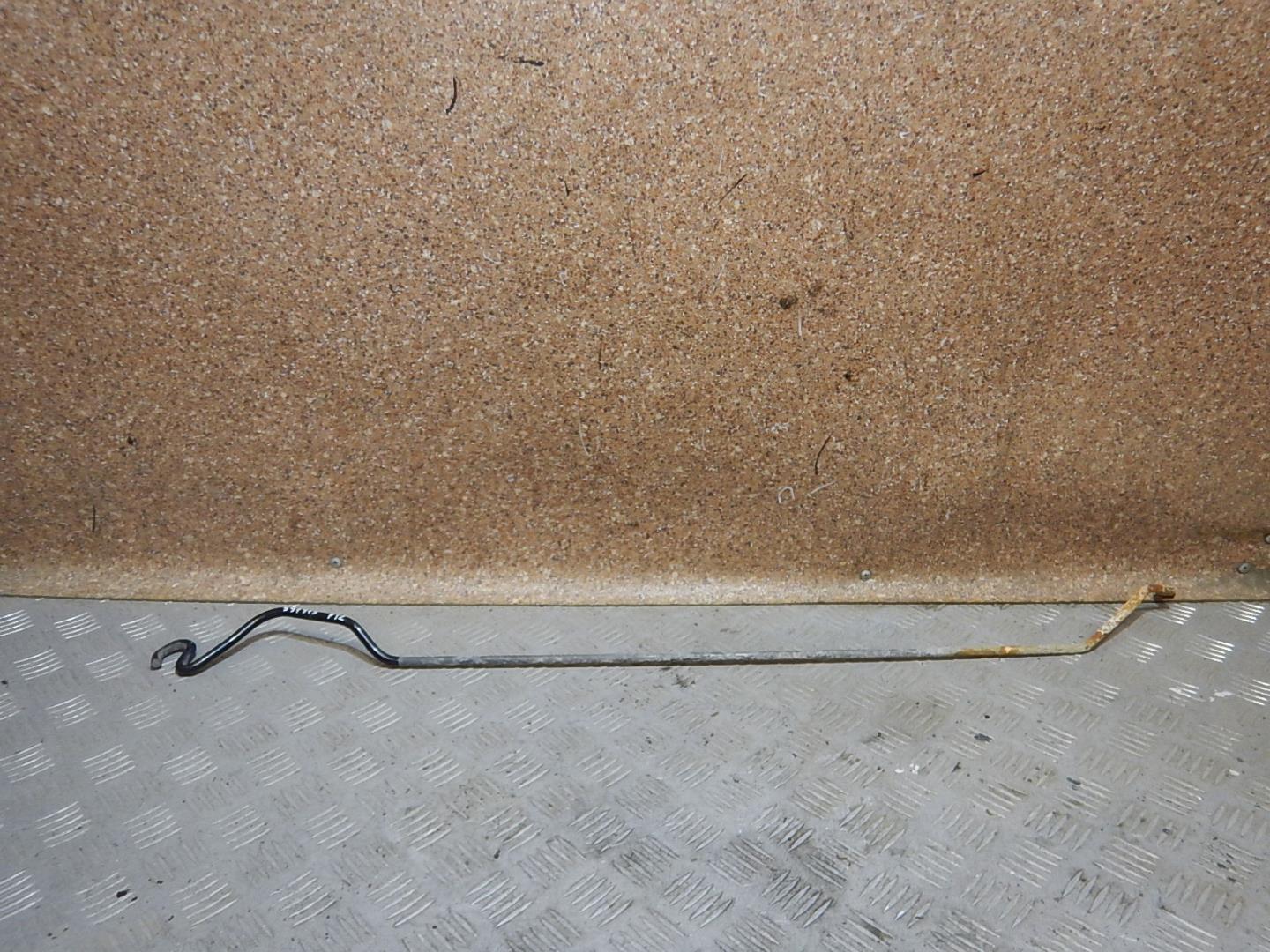 Фиксатор подставки капота