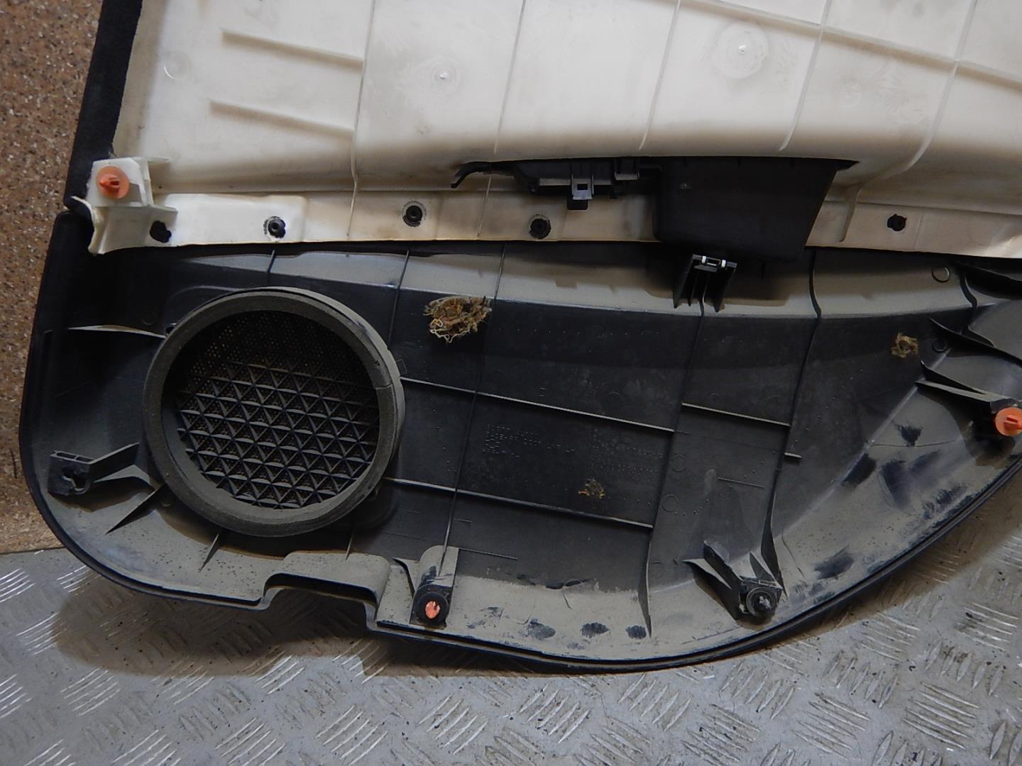 Обшивка двери задней левой