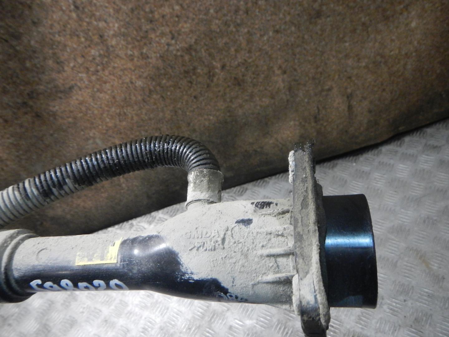 Горловина топливного бака