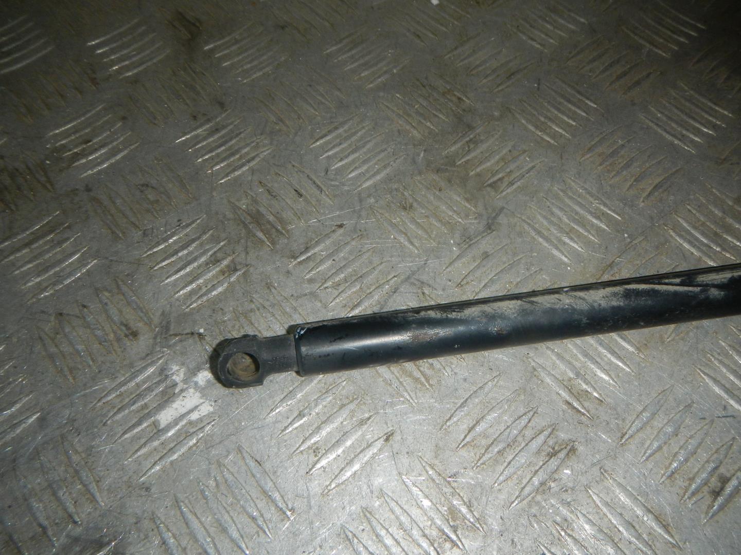 Амортизатор двери багажника