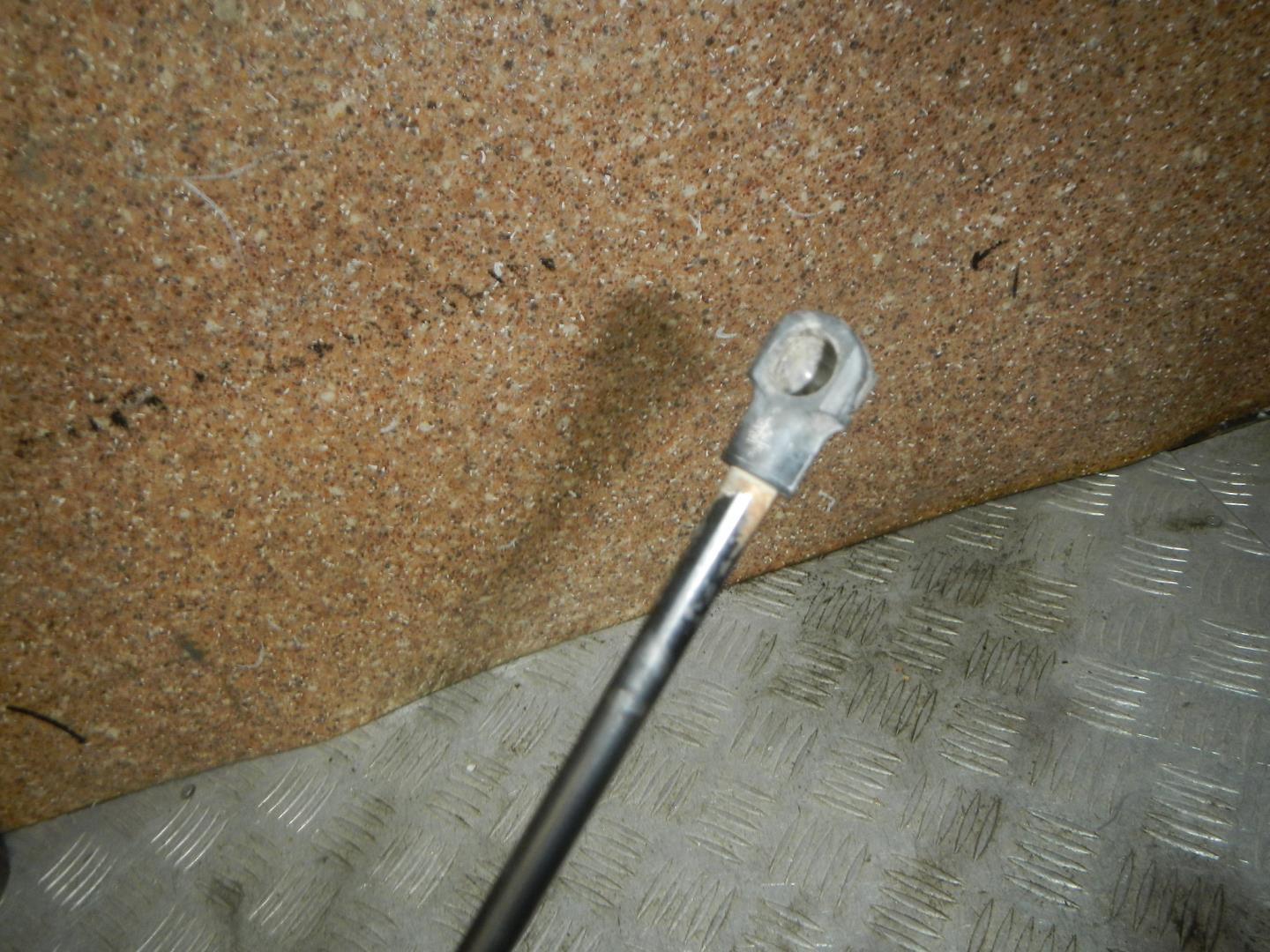 Амортизатор двери багажника