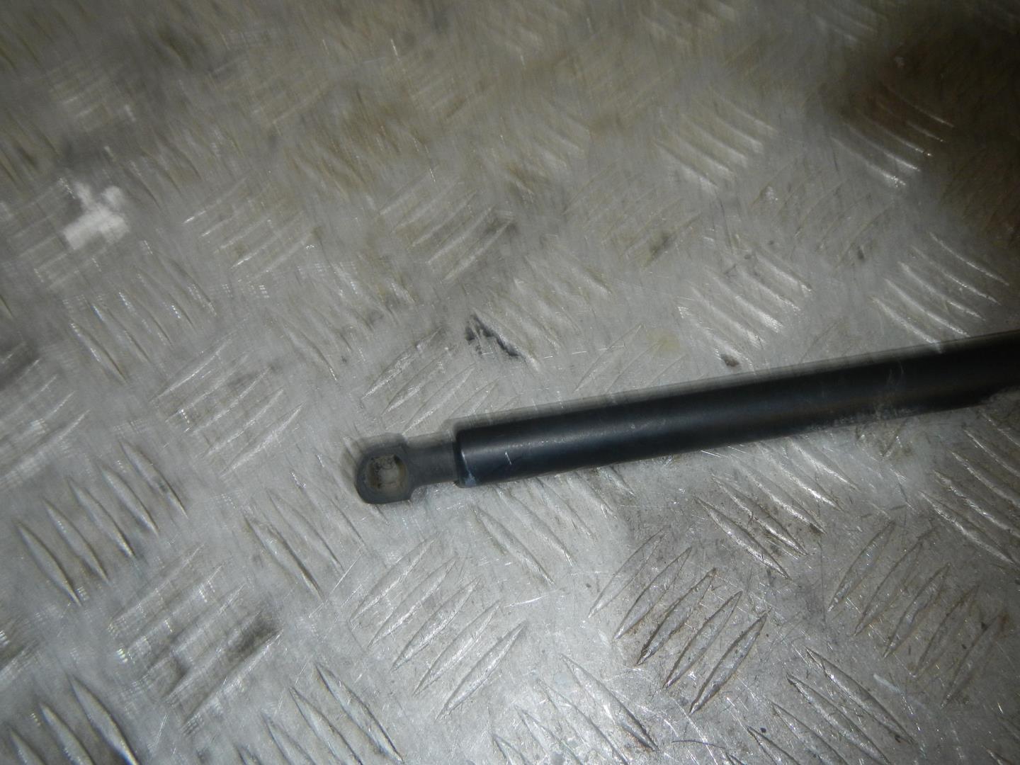 Амортизатор двери багажника