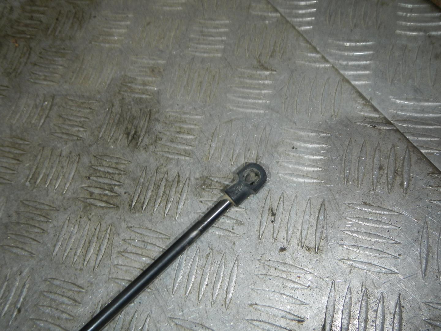 Амортизатор двери багажника