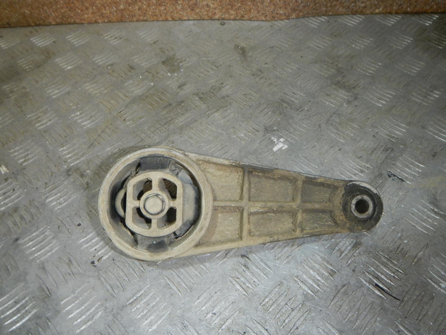 Опора двигателя задняя