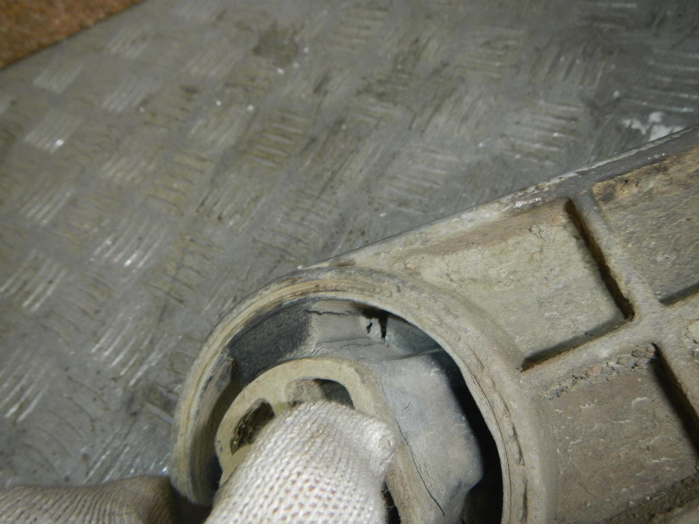 Опора двигателя задняя