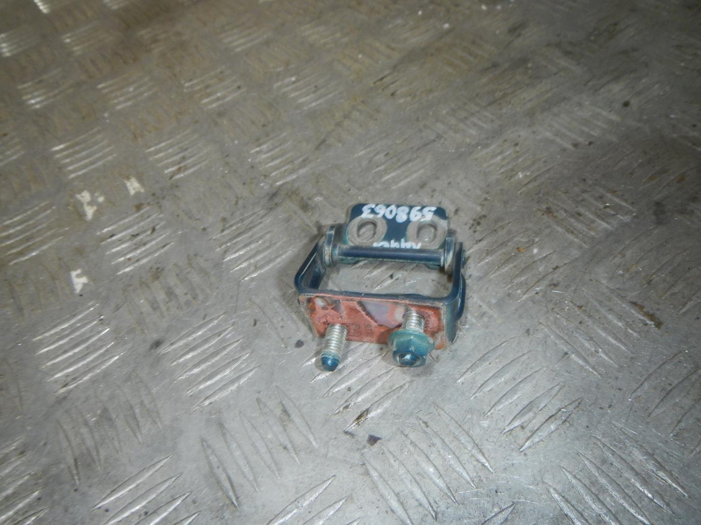 Петля двери багажника