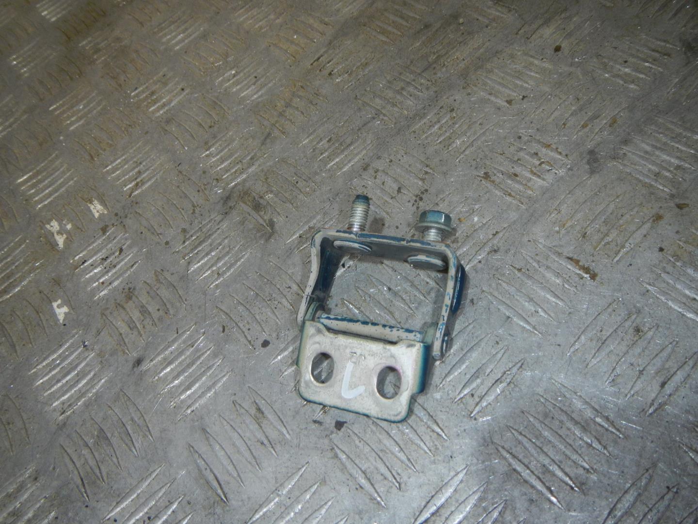 Петля двери багажника